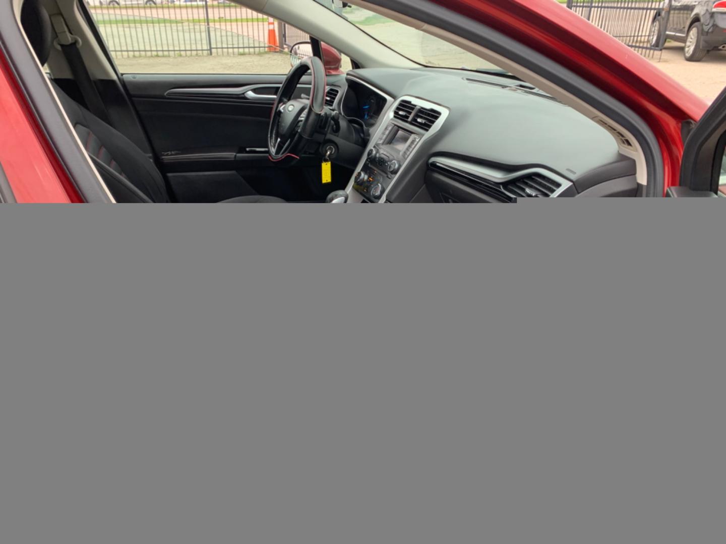 2015 Maroon /Black Ford Fusion SE (3FA6P0H95FR) with an 2.0L L4 DOHC 16V engine, Automatic transmission, located at 1830 North Belt Line Road, Irving, TX, 75061, (469) 524-0199, 32.834373, -96.993584 - Photo#11